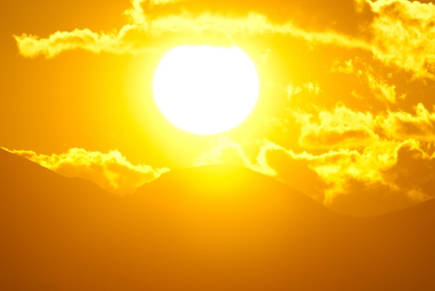 Фото Большое солнце на закате концепция глобального потепления