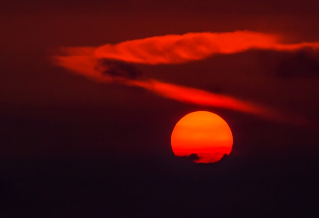 朝の大きな太陽