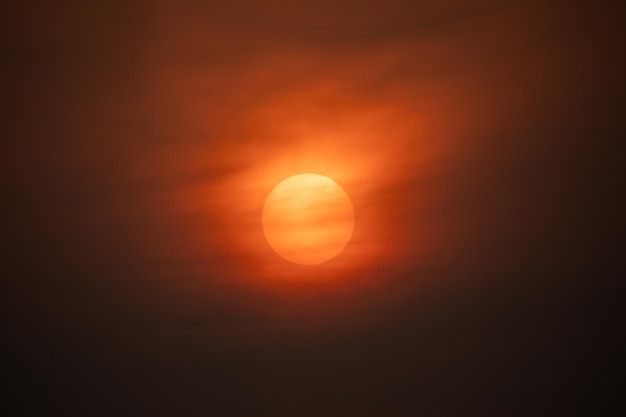 Foto il grande sole stava per tramontare verso sera