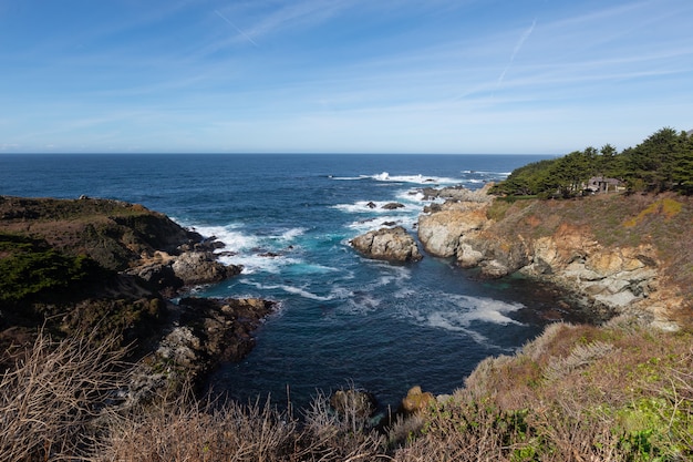 カリフォルニアの海岸線に沿ったビッグサーハイウェイの景色