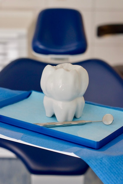 Foto il dente grosso all'ufficio del dentista.