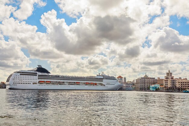 Большой туристический круизный лайнер пришвартовался в порту Гаваны с голубым небом