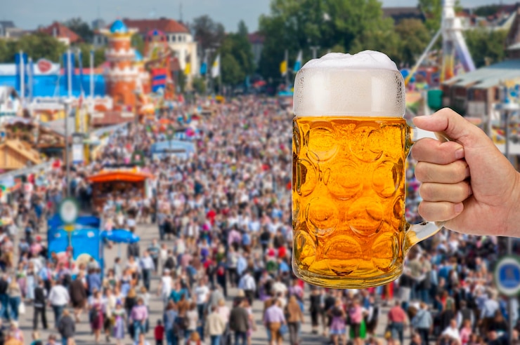 Photo big traditional glass of bavarian beer at oktoberfest in munich