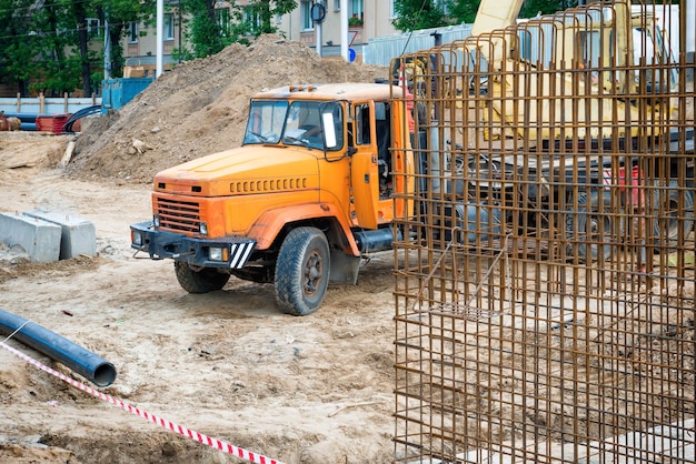 Большой грузовик на строительной площадке строит дорогу