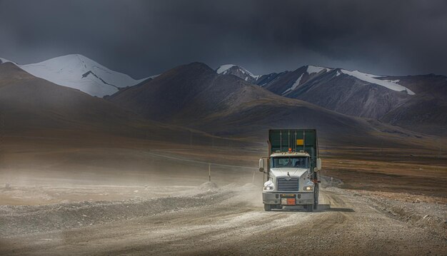 Photo big truck on a mountain road