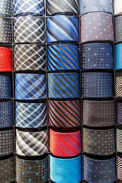 紳士服店の多種多様な色のネクタイ
