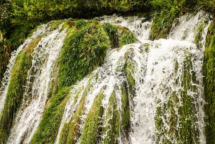 Photo big waterfall view in the national park of plitvice in croatia