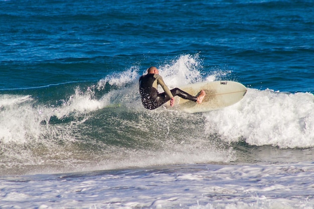 Big wave surfer Uitdagingen en prestaties in sport en gezondheid