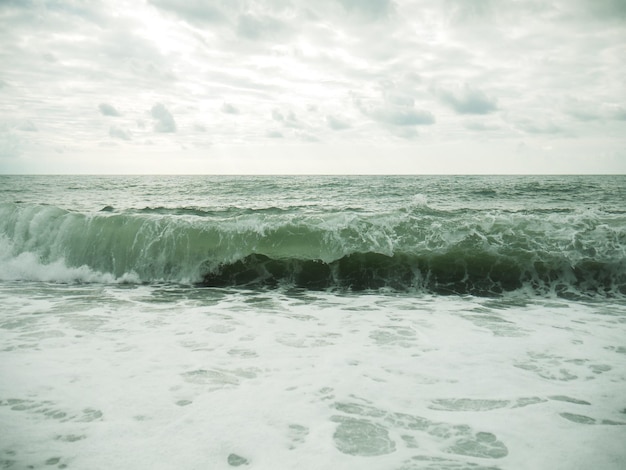 Foto grandi onde nel mare dopo la pioggia