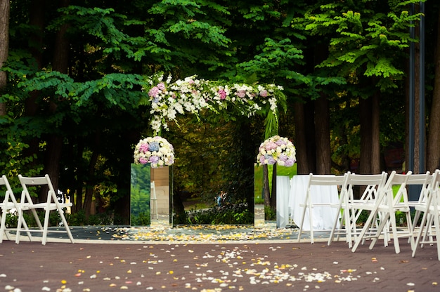 大きな結婚式のお祝いのアーチ