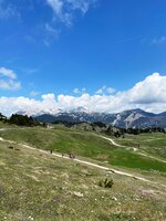 Foto big weiland plateau in kamnik alpen, slovenië. bergen huisje hut. groene heuvel. alpine landschap