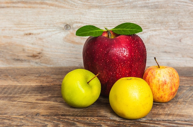 Photo big wet red apple on wooden table