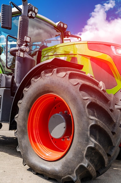 Foto grande ruota della macchina agricola. agricoltura moderna campo di raccolta industriale.