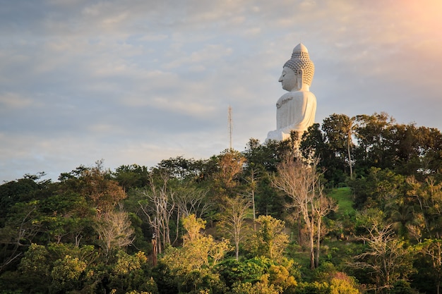 プーケットの山の大きな白い仏像