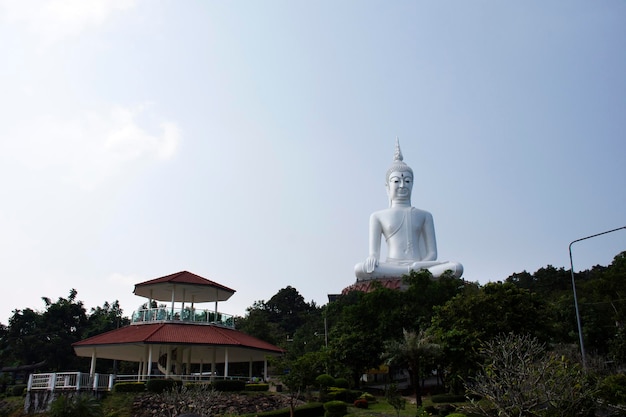 Большая белая статуя Будды на горе в Wat Roi Phra Phutthabat Phu Manorom для тайских людей и иностранцев, путешествующих и уважающих молитвы в Национальном парке Мукдахан в Мукдахане, Таиланд