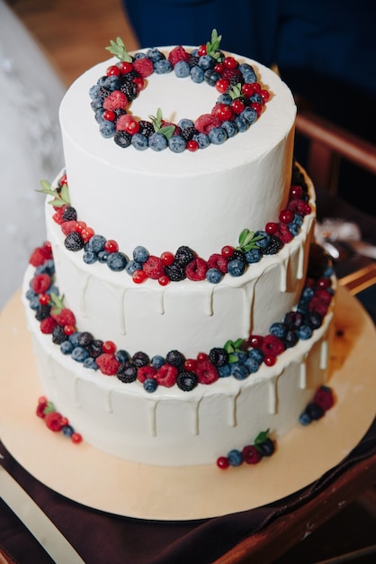 신선한 딸기와 함께 큰 흰색 케이크
