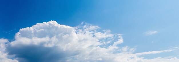 青い空、パノラマの日光に大きな白い雲