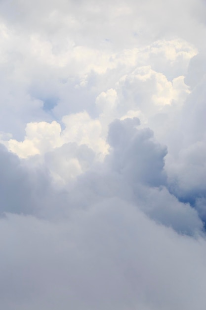 飛行機の座席から見た青空の大きな白い雲