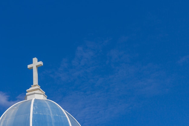 Foto grande croce bianca sul cielo blu