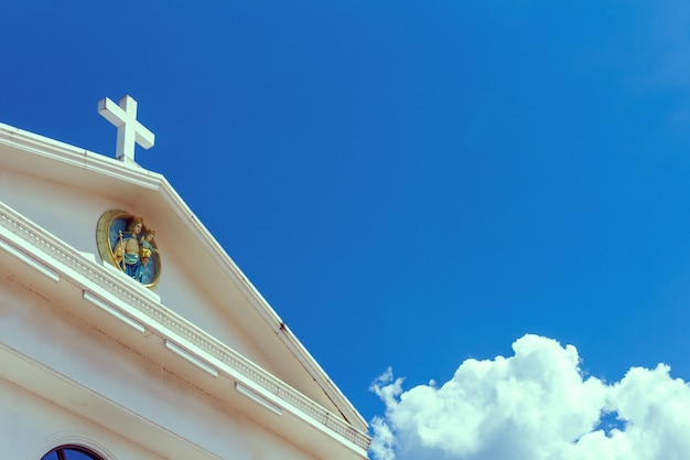 写真 青い空の大きな白い十字架
