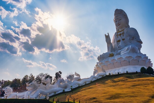 Una grande statua bianca di guan yin o guan yim al wat huay pla kang, chiang rai, thailand