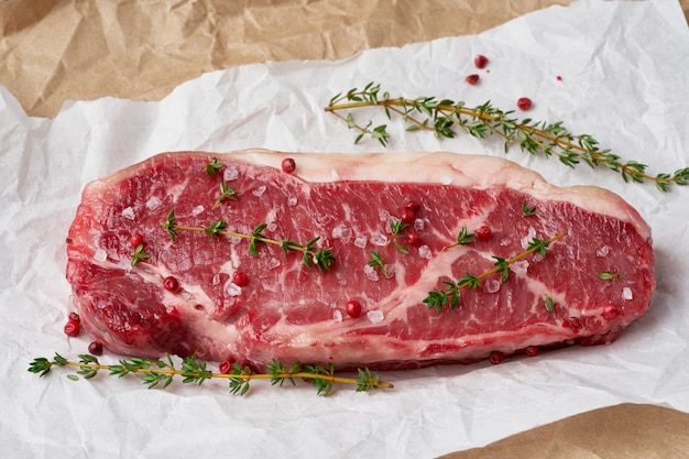원시 쇠고기 고기, 공예에 흰색 양피지에 striploin의 큰 전체 조각