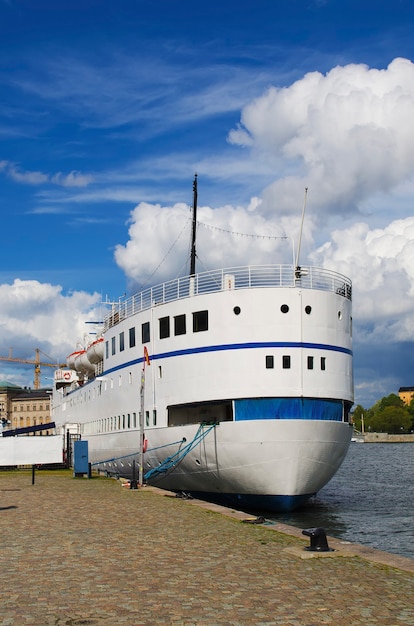 スウェーデンの首都ストックホルムの桟橋で青い空を背景にした大きなヨット