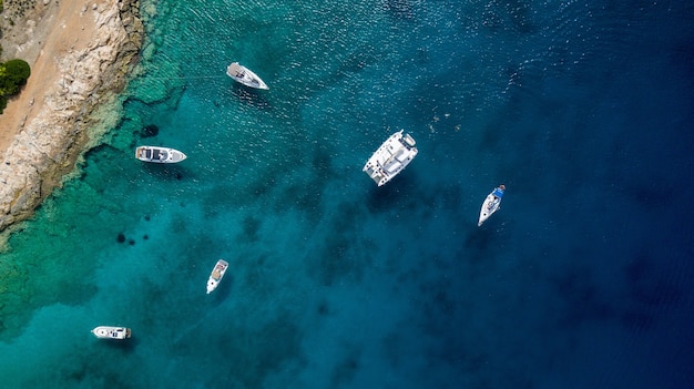 Большая яхта с лодками в море летом в Греции