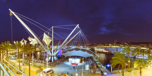 Foto bigo nel porto di genova di notte, italia.