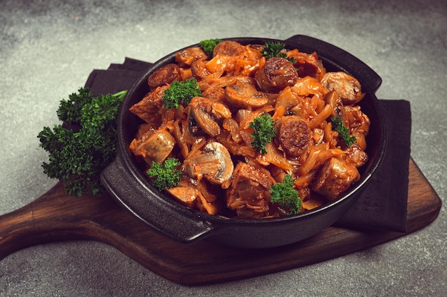 ビゴス・ビグス (ビゴスビグス) はポーランドの国産料理でキャベツと肉を蒸し自家製で作られています