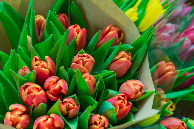 Bij de bloemenwinkel. Een assortiment tulpenbloemen te koop. Lente bloemen.