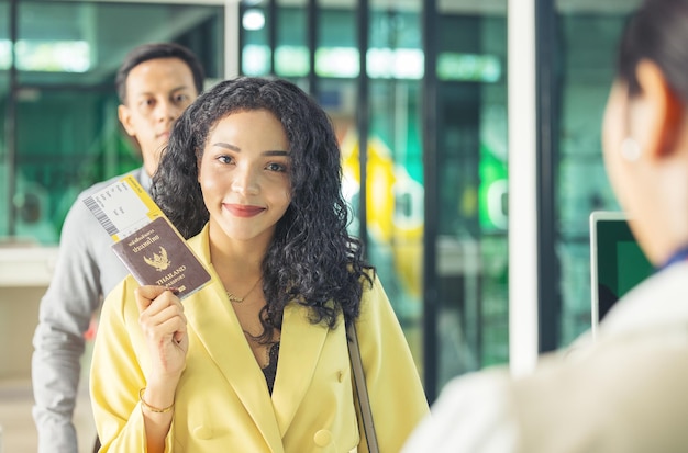 Bij de incheckbalie op de luchthaven overhandigt een passagier zijn documenten aan de manager via een balieticket