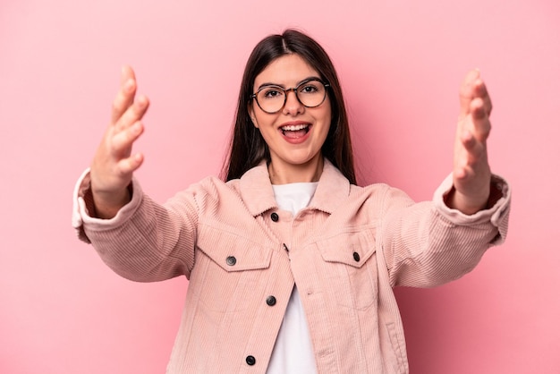 Bij het vieren van een overwinning of succes is hij verrast en geschokt