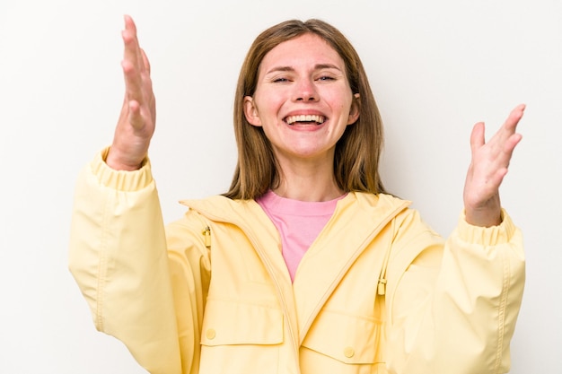 Bij het vieren van een overwinning of succes is hij verrast en geschokt