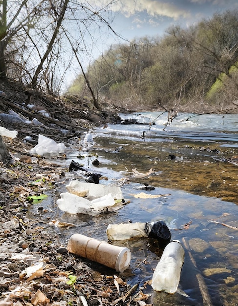 Foto bij vervuiling van het water met afval in de rivier