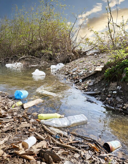 bij vervuiling van het water met afval in de rivier