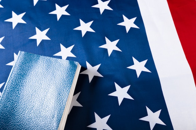 Bijbel die bovenop een Amerikaanse vlag legt
