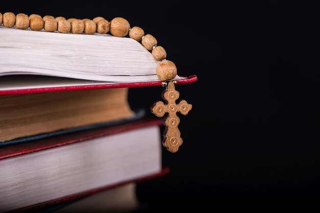 Bijbel en kruis in religieus concept