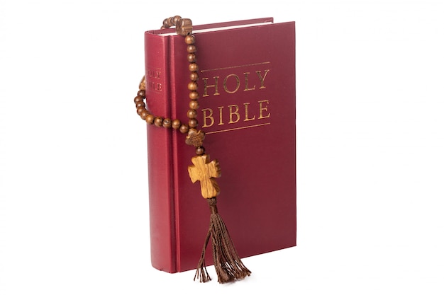 Bijbel op een witte. Heilig boek en houten rozenkrans.