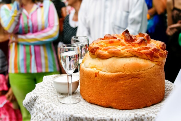 Foto bijeenkomst na de bruiloft met brood