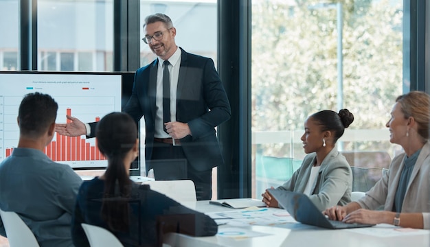 Bijeenkomst training en planning met een financiële CEO manager of leider en team in de bestuurskamer Samenwerkingsworkshop en presentatie met een zakenman en personeel praten over visie en missie