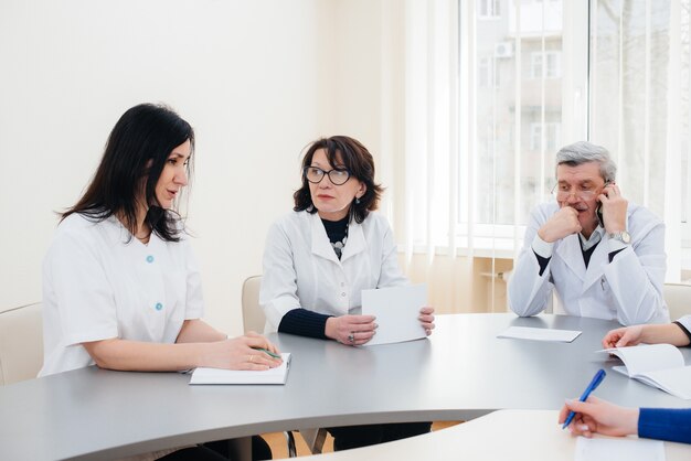 Bijeenkomst van artsen in de kliniek over de virusepidemie. Virus en epidemie, quarantaine.