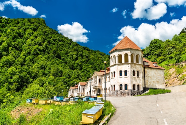 Bijenkorven en pension in het Haghartsin-klooster in de provincie Tavush in Armenië