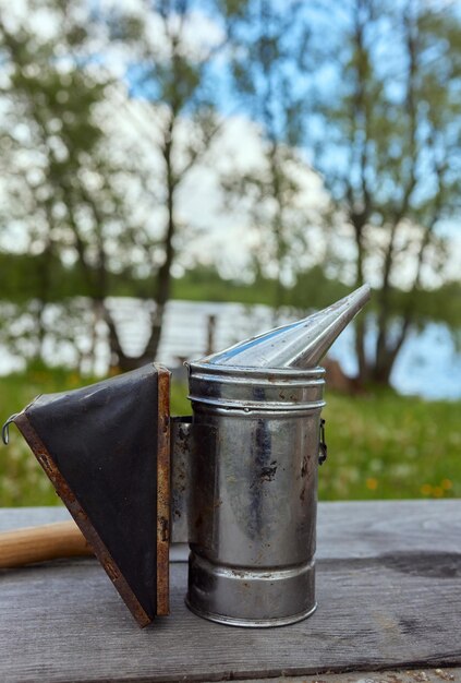 Bijenroker bovenop een bijenkorf op een zomerochtend roken Een basisuitrusting voor de bijenteelt Bijenteeltconcept
