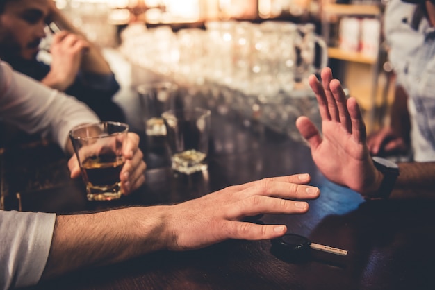 Bijgesneden afbeelding van dronken man praten autosleutels.