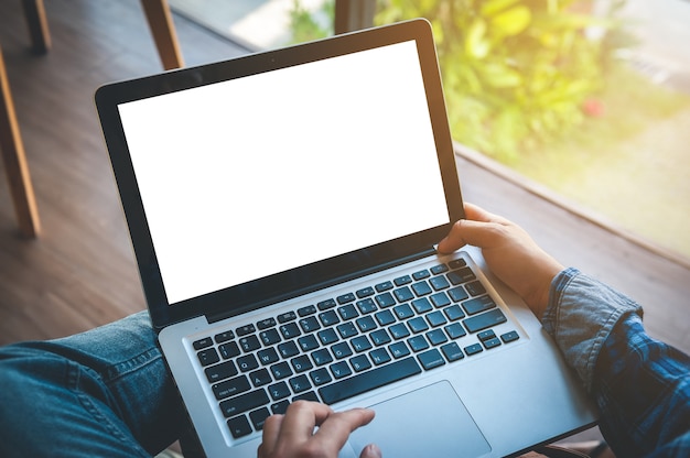 Foto bijgesneden afbeelding van een man aan het werk op zijn laptop