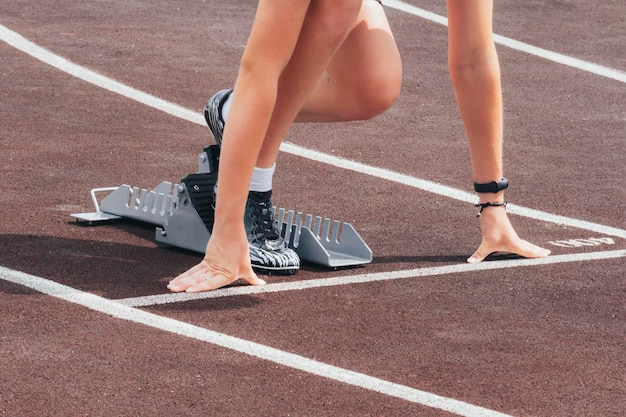 Bijgesneden afbeelding van een sprinter die zich klaarmaakt om te starten in het stadion