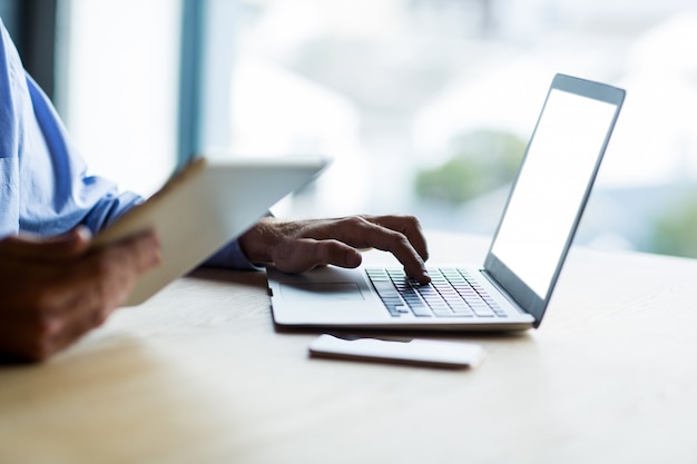 Bijgesneden afbeelding van man met laptop