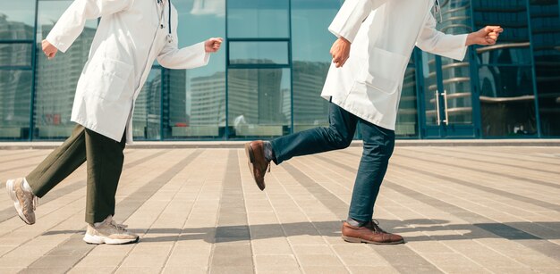 Bijgesneden afbeelding van medische professionals die door de ziekenhuislobby rennen
