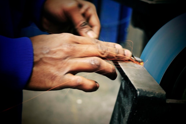 Bijgesneden afbeelding van vrouw hand in hand